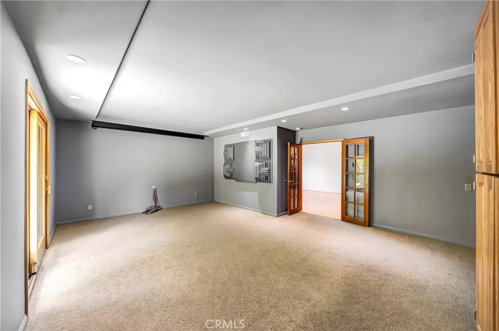 22548 Waterbury Woodland Hills, CA 91364