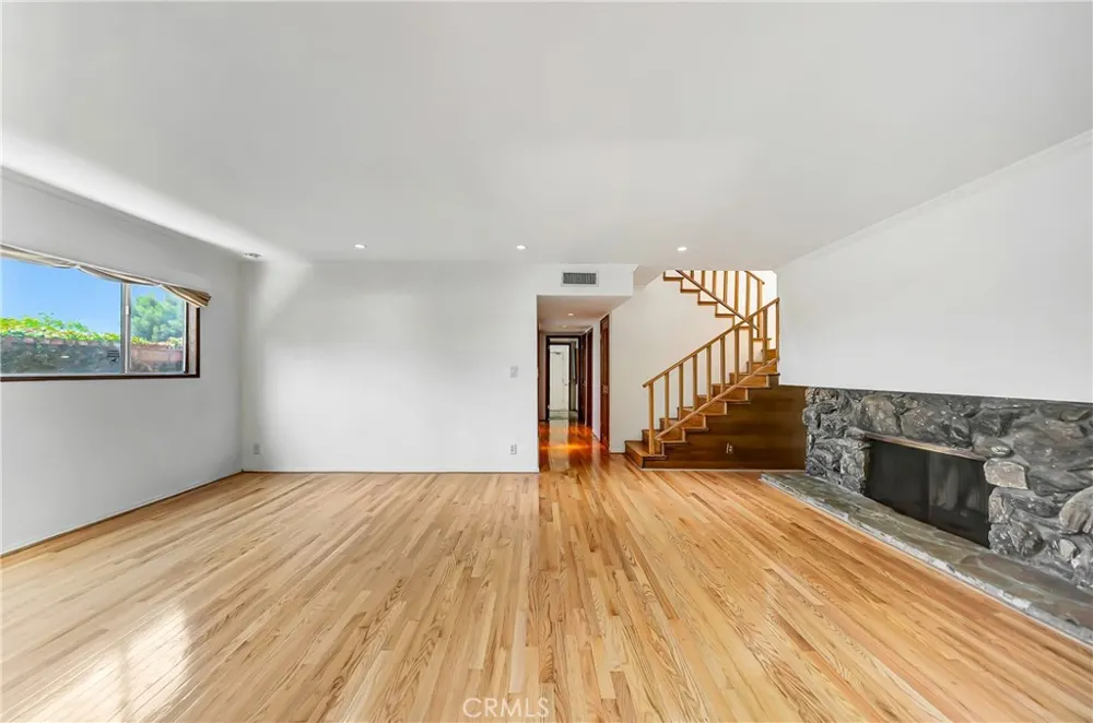 22548 Waterbury Woodland Hills, CA 91364