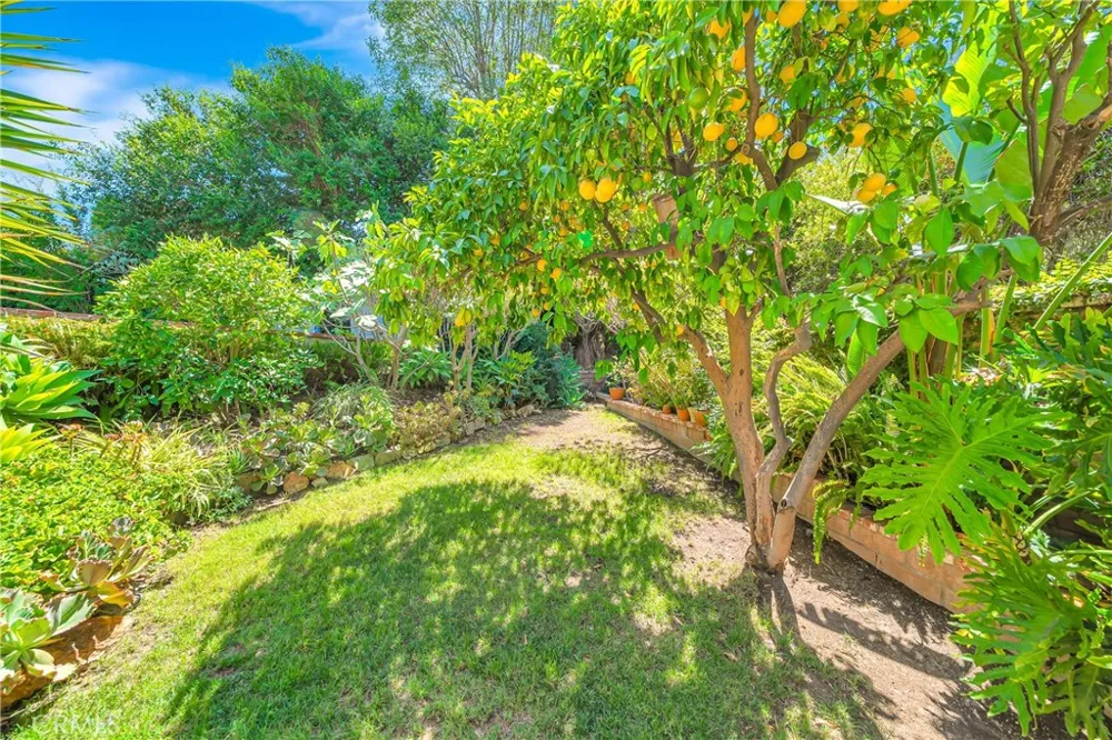 22548 Waterbury Woodland Hills, CA 91364