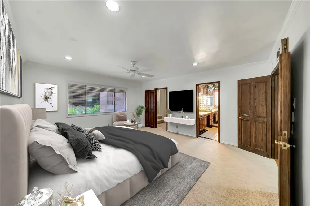 22548 Waterbury Woodland Hills, CA 91364