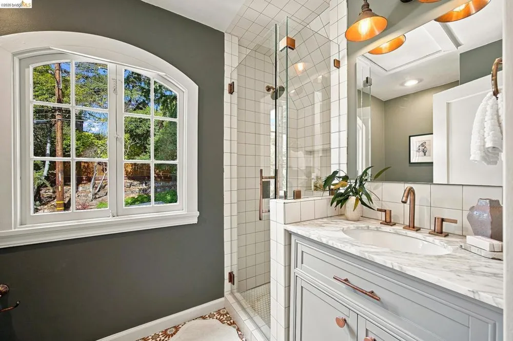939 Hillcroft Circle Oakland, CA 94610