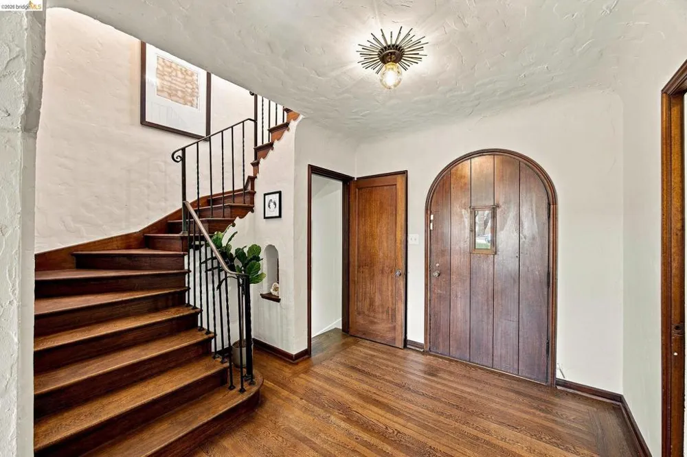 939 Hillcroft Circle Oakland, CA 94610