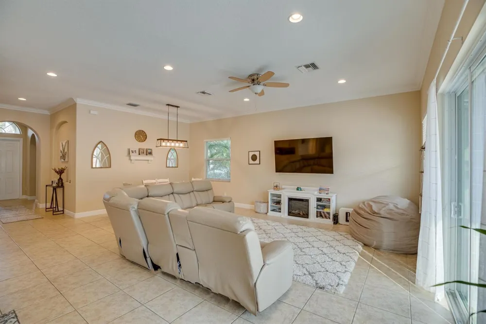 4247 DIAMOND SQUARE Vero Beach, FL 32967