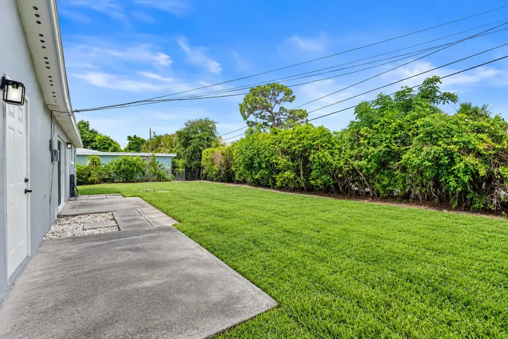 2071 W Carol Circle West Palm Beach, FL 33415