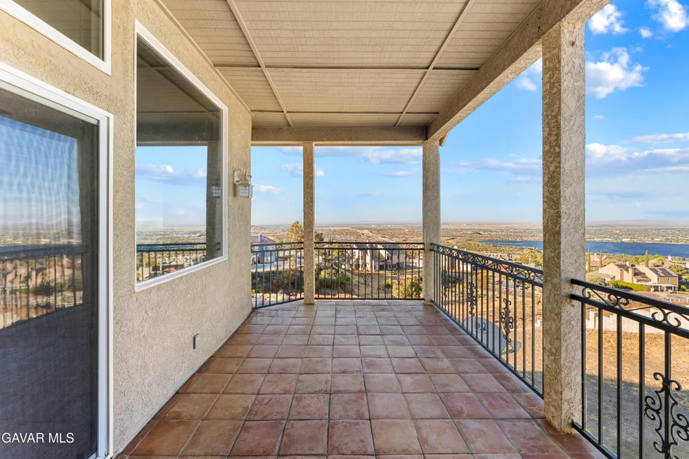 345 Lakeview Drive Palmdale, CA 93551