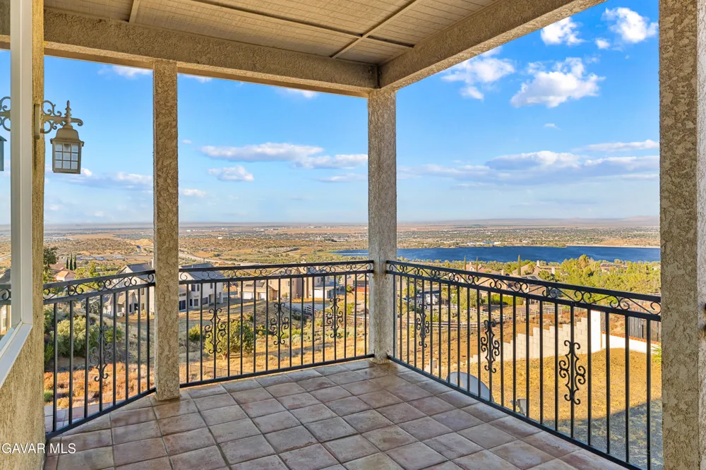 345 Lakeview Drive Palmdale, CA 93551