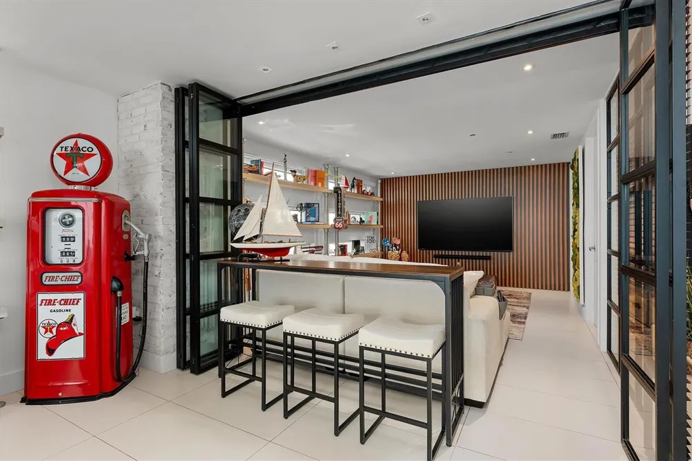 1040 Biscayne Boulevard #2101 Miami, FL 33132