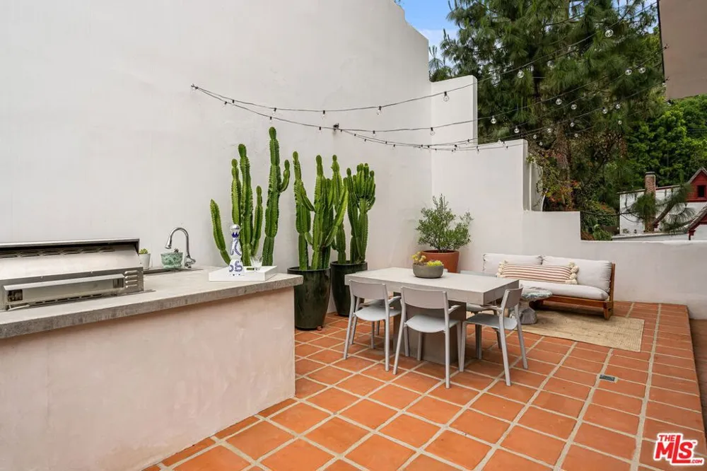 9809 Easton Drive Beverly Hills, CA 90210