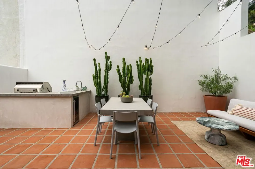 9809 Easton Drive Beverly Hills, CA 90210