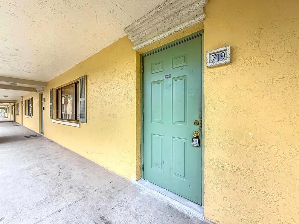 719 MEADOWS CIRCLE Boynton Beach, FL 33436