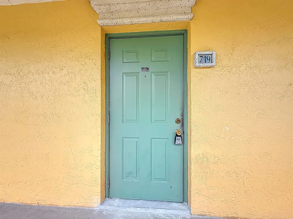 719 MEADOWS CIRCLE Boynton Beach, FL 33436