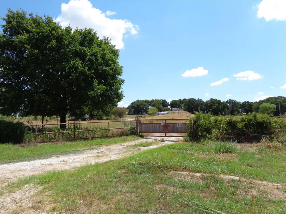 212 Private Road 114 Covington, TX 76636