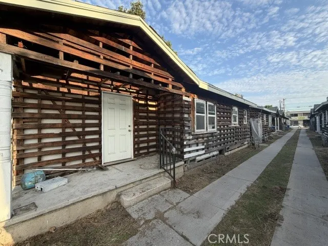 1094 W 39th Los Angeles, CA 90037