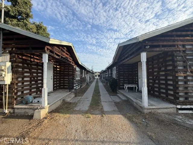 1094 W 39th Los Angeles, CA 90037