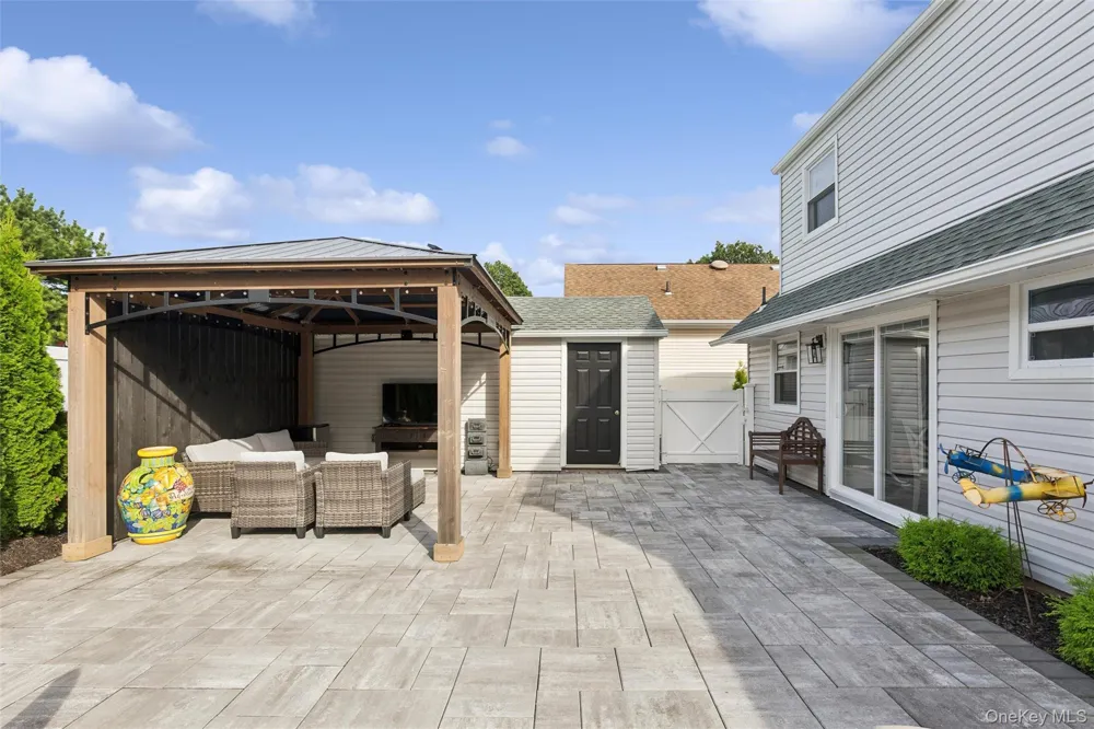 24 Essen Place Bethpage, NY 11714