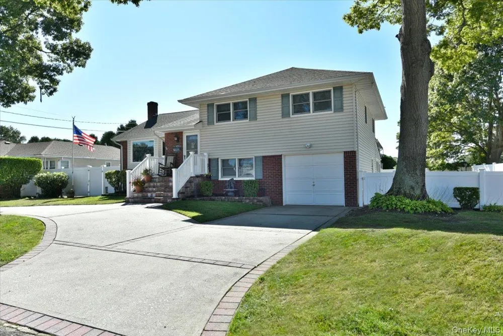 283 W Gates Avenue Lindenhurst, NY 11757