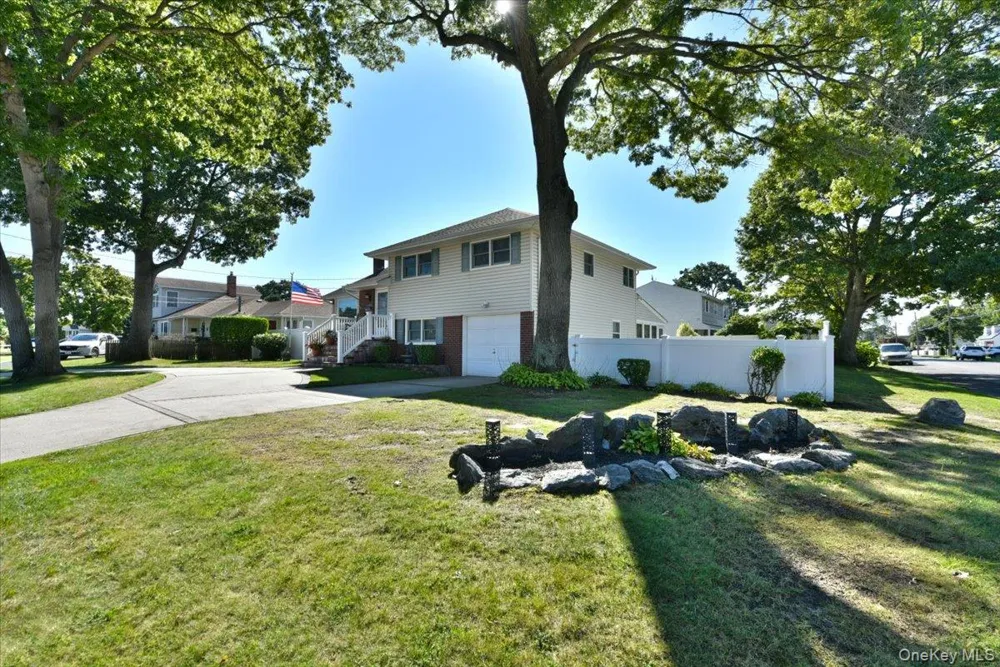 283 W Gates Avenue Lindenhurst, NY 11757