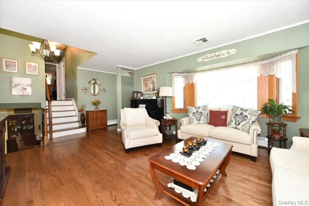 283 W Gates Avenue Lindenhurst, NY 11757