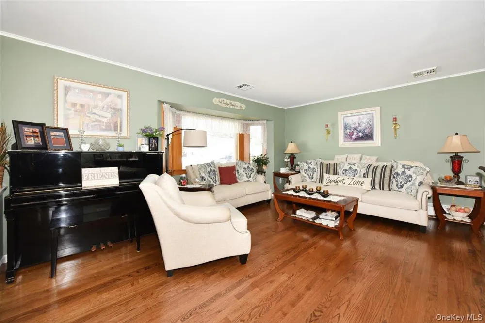 283 W Gates Avenue Lindenhurst, NY 11757