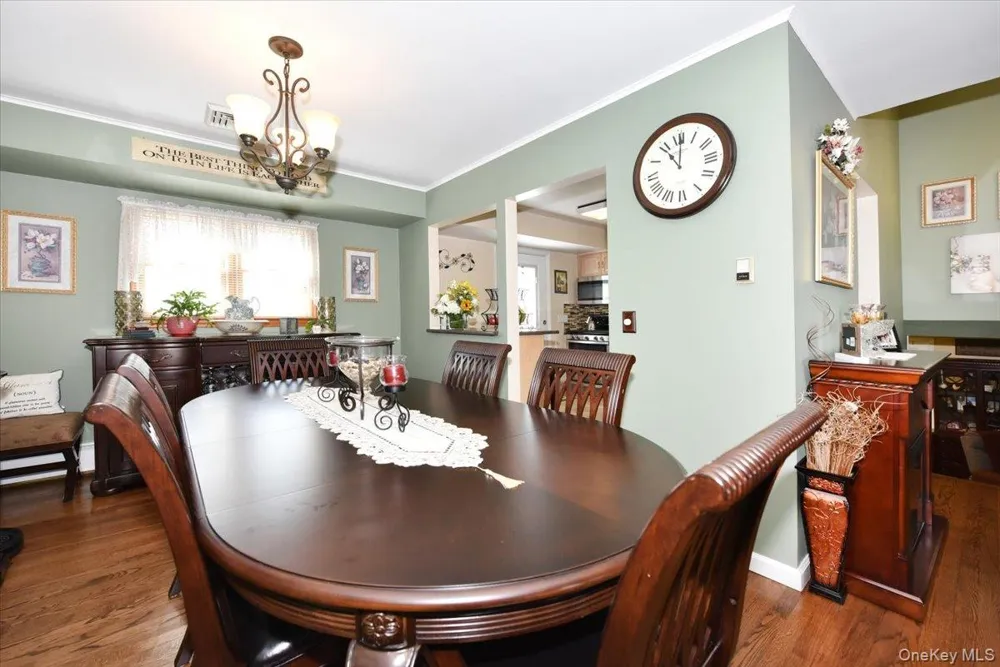 283 W Gates Avenue Lindenhurst, NY 11757