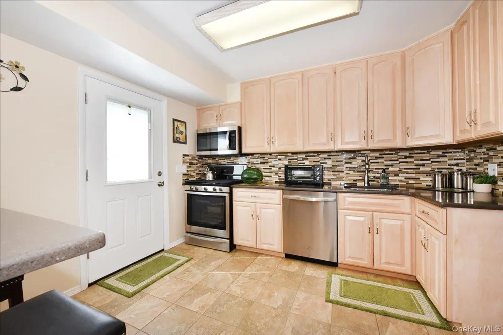 283 W Gates Avenue Lindenhurst, NY 11757