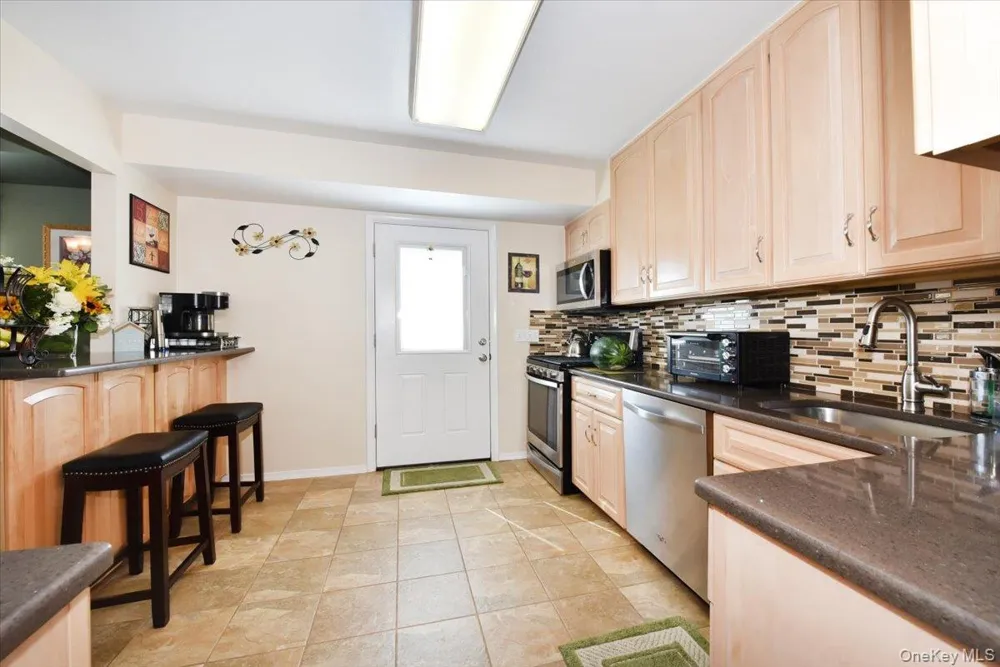 283 W Gates Avenue Lindenhurst, NY 11757