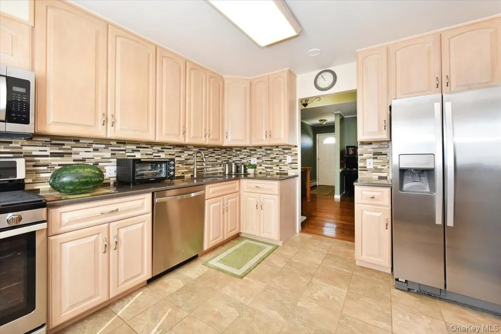 283 W Gates Avenue Lindenhurst, NY 11757