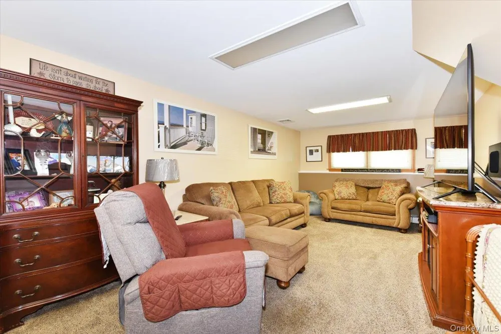 283 W Gates Avenue Lindenhurst, NY 11757