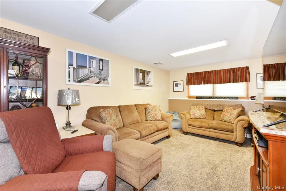 283 W Gates Avenue Lindenhurst, NY 11757