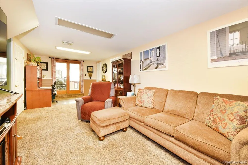283 W Gates Avenue Lindenhurst, NY 11757