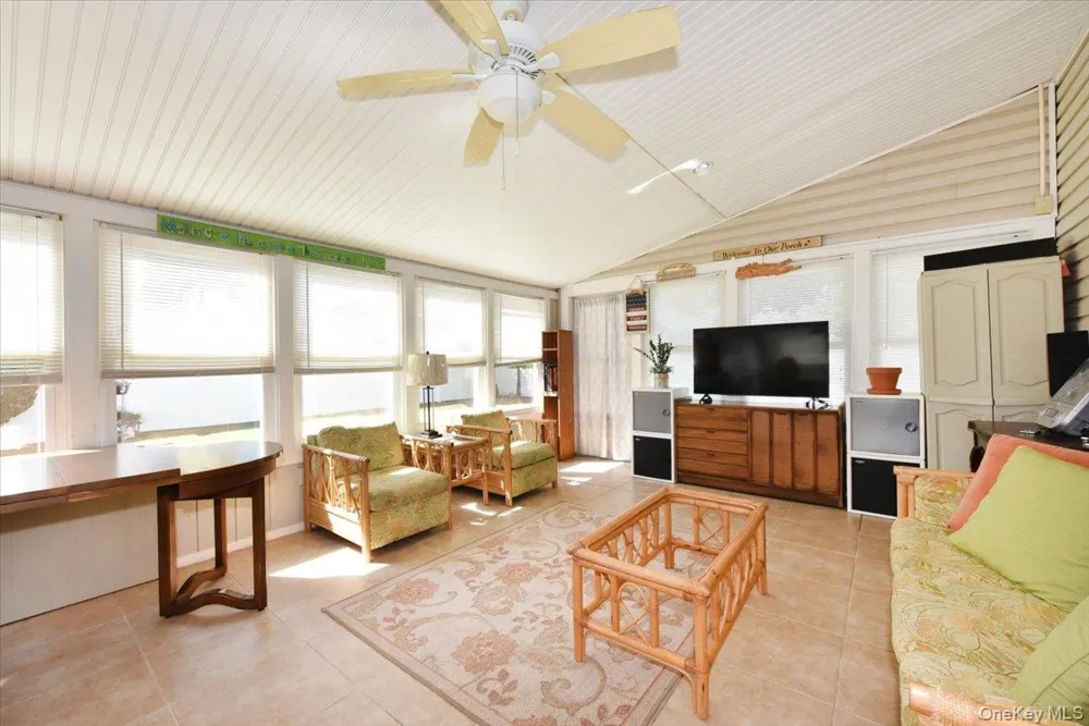 283 W Gates Avenue Lindenhurst, NY 11757