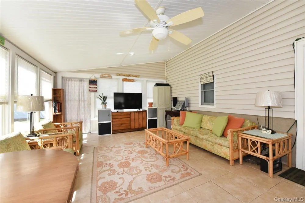 283 W Gates Avenue Lindenhurst, NY 11757