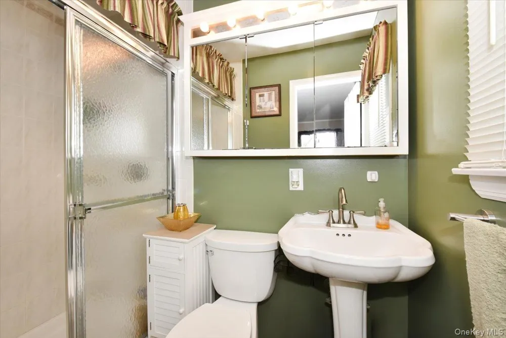 283 W Gates Avenue Lindenhurst, NY 11757