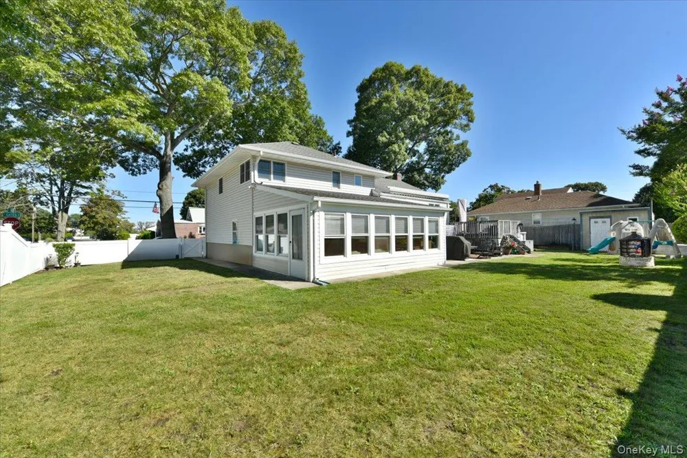283 W Gates Avenue Lindenhurst, NY 11757