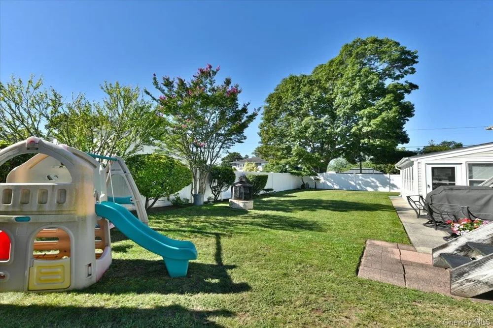 283 W Gates Avenue Lindenhurst, NY 11757