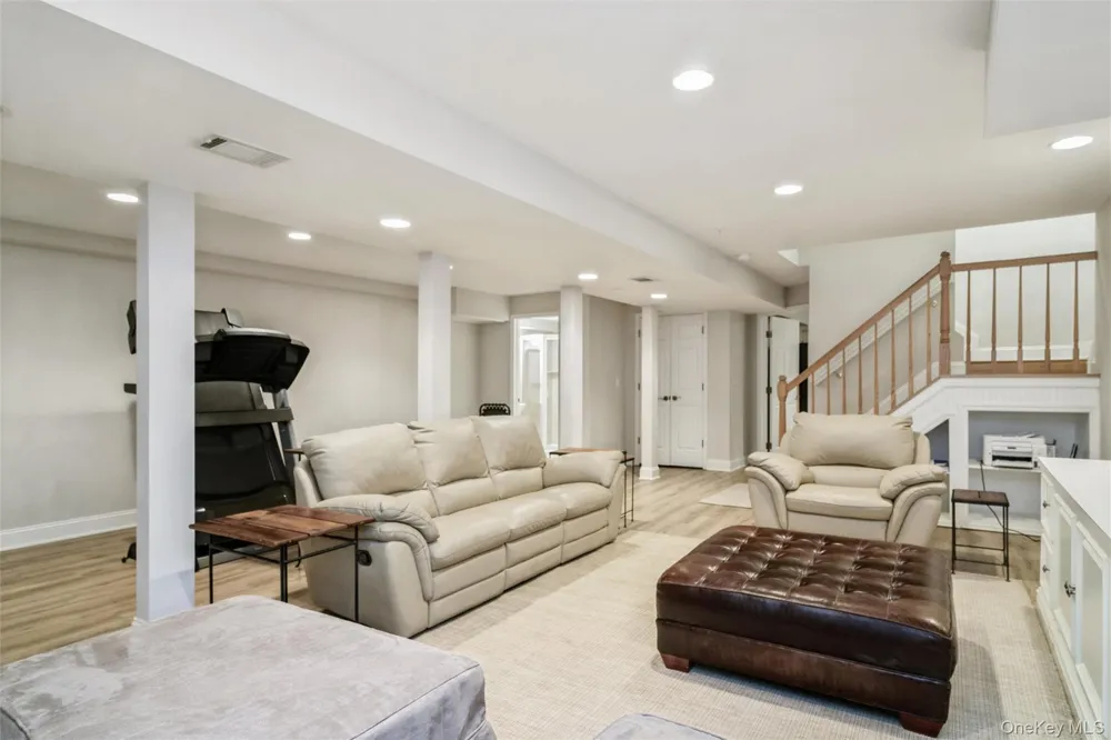34 Cranberry Circle Medford, NY 11763