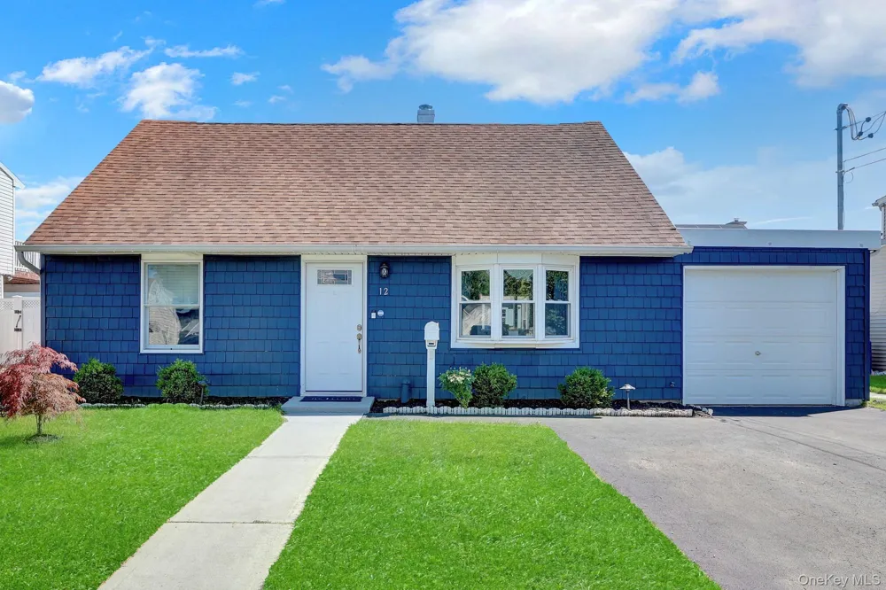 12 Carlton Drive Massapequa, NY 11758