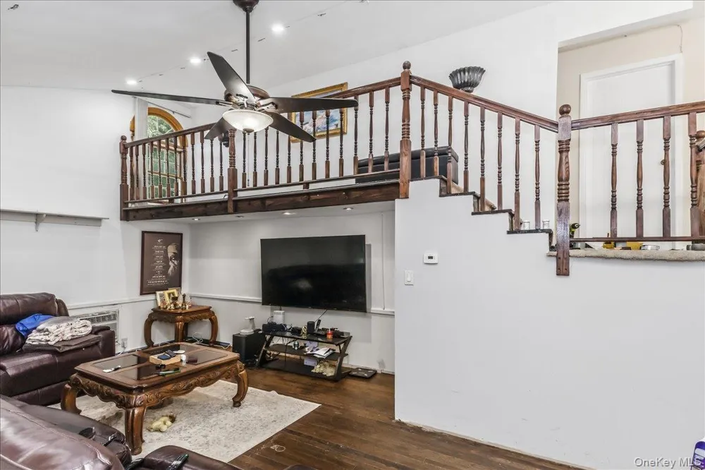 1 Greentree Circle Westbury, NY 11590