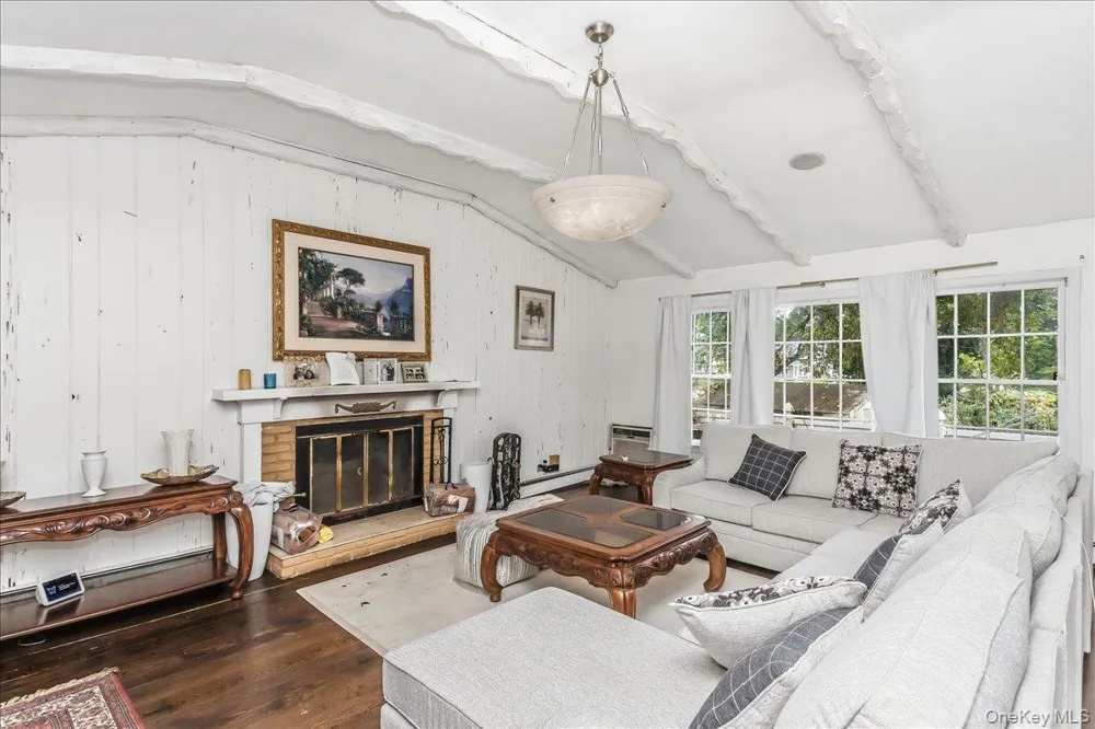 1 Greentree Circle Westbury, NY 11590