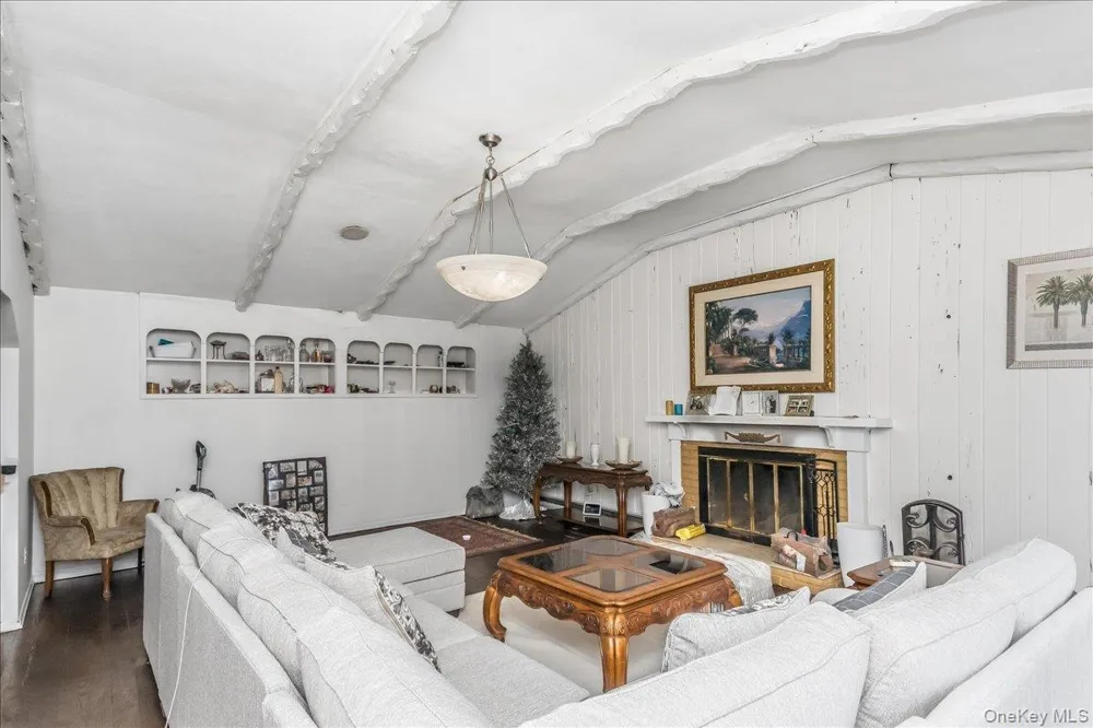 1 Greentree Circle Westbury, NY 11590