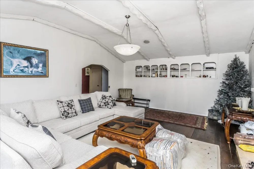 1 Greentree Circle Westbury, NY 11590