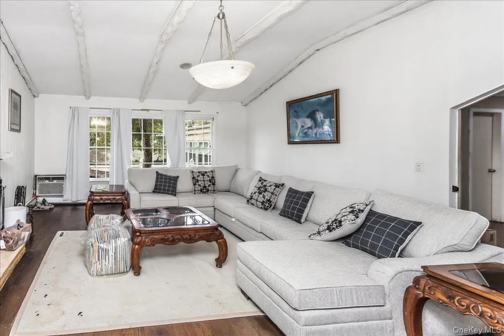 1 Greentree Circle Westbury, NY 11590