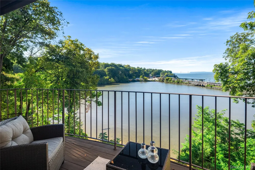 215 Kemeys Cove #215 Briarcliff Manor, NY 10510