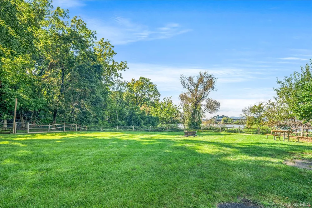 215 Kemeys Cove #215 Briarcliff Manor, NY 10510