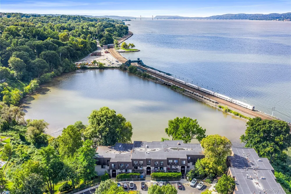 215 Kemeys Cove #215 Briarcliff Manor, NY 10510