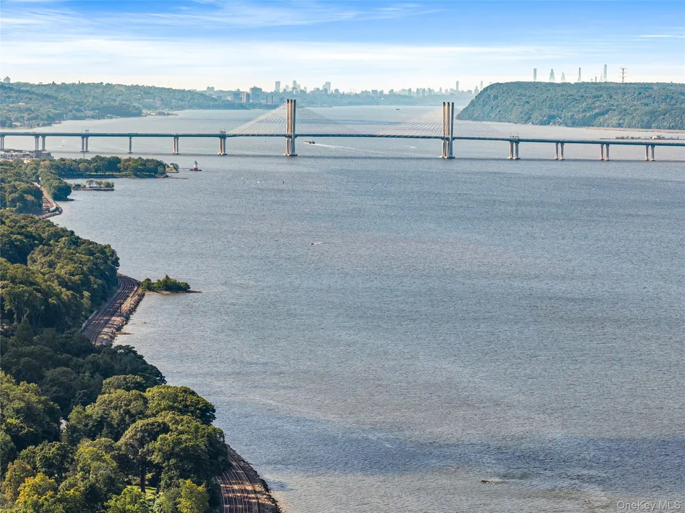 215 Kemeys Cove #215 Briarcliff Manor, NY 10510