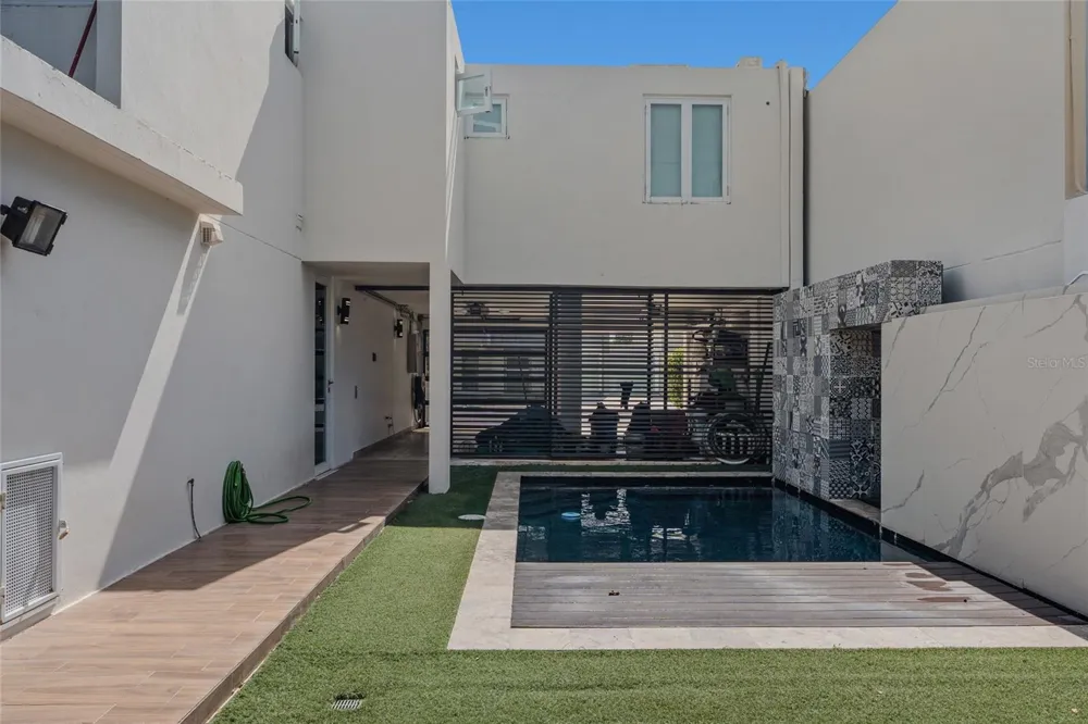 1 Street PRADO ALTO #J-7 Guaynabo, PR 00966