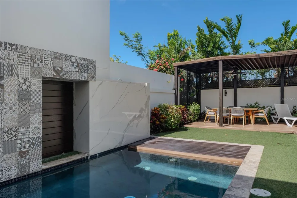 1 Street PRADO ALTO #J-7 Guaynabo, PR 00966