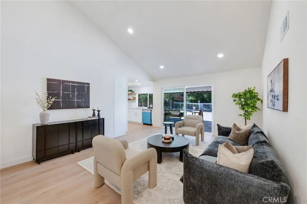 9257 La Shell Drive Tujunga, CA 91042