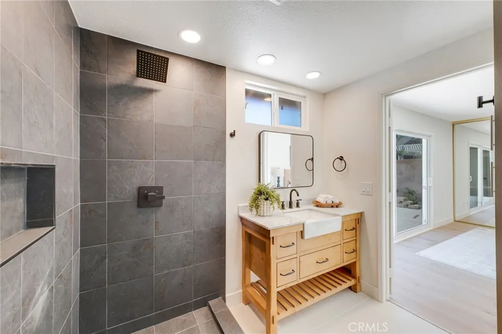 9257 La Shell Drive Tujunga, CA 91042